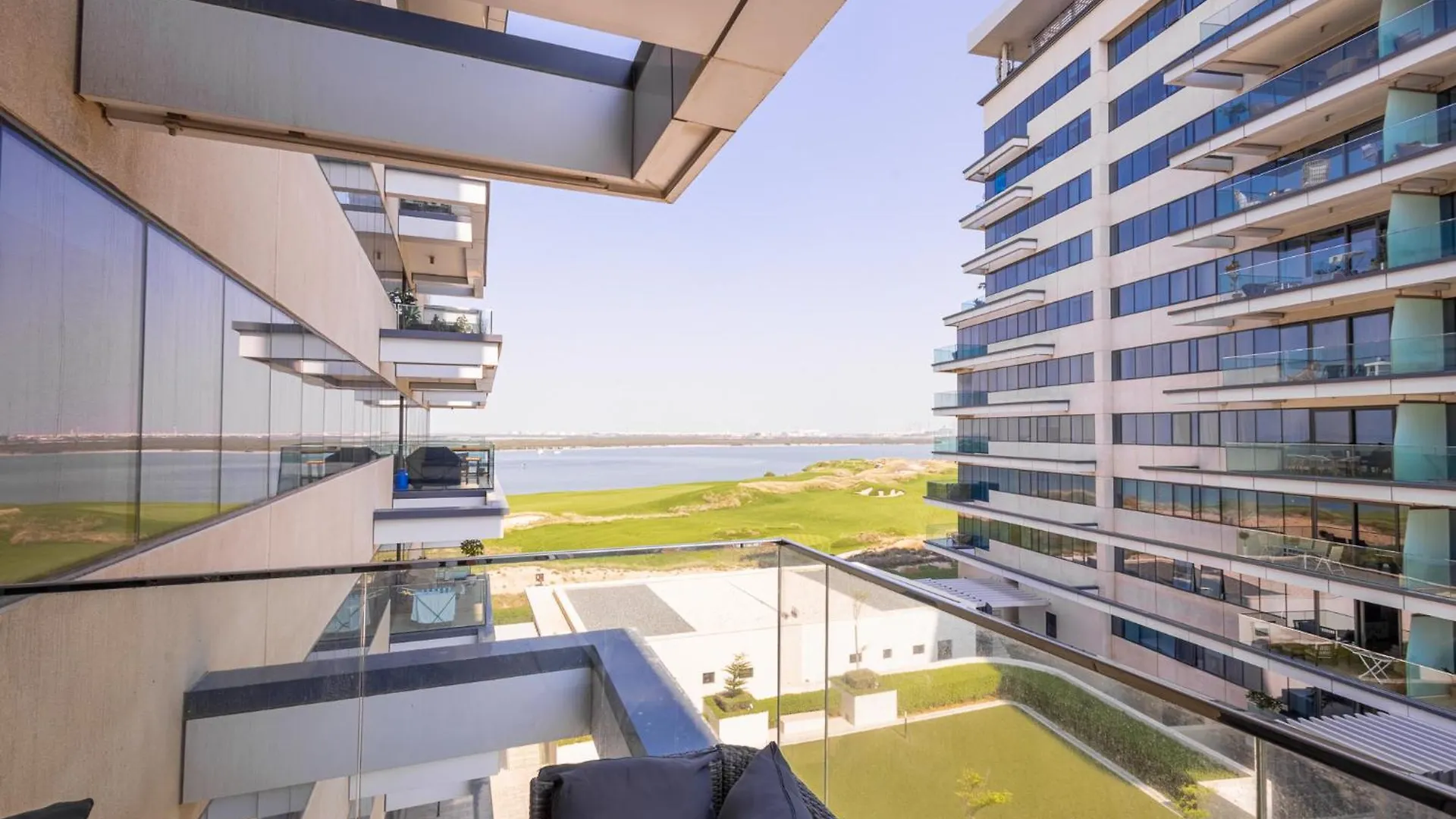 Voyage Studio In Mayan With Partial Ocean Views Abu Zabi Apartament